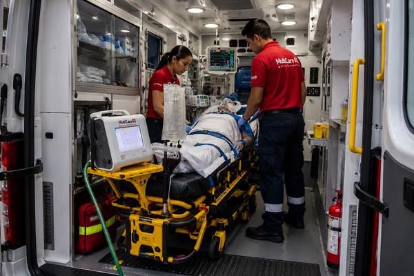Interior de la ambulancia MultiCare A+1 con paramédicos vigilando a un paciente estable durante un traslado de terapia intermedia